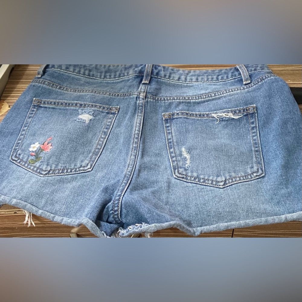Time and Tru Blue Floral Jean Shorts - Picture 3 of 3